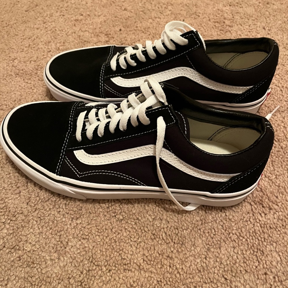Vans 8 men’s and 9.5 women’s Ward black and white